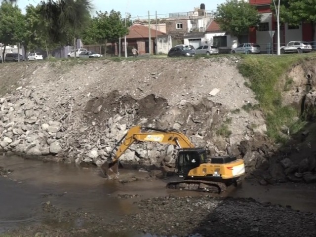 Se reanudaron los trabajos en la ribera del arroyo Tapalqu